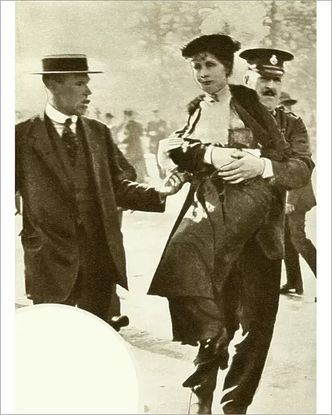 Emmeline Pankhurst arrest outside Buckingham Palace, 1914 (b / w photo)