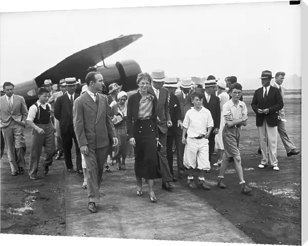 Amelia Earhart arriving in Washington to receive medal from President Hoover, 1932 (b / w photo)