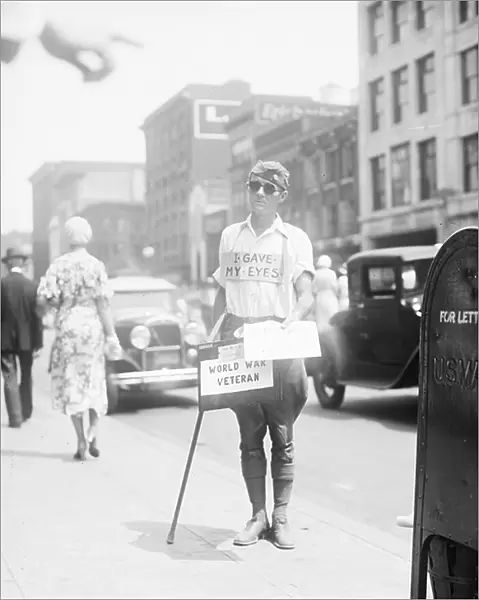 Blind World War I Veteran Selling Newspapers on Sidewalk, Washington DC, USA, 1933 (b / w photo)