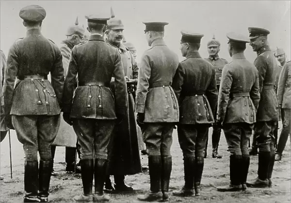 Kaiser giving iron cross to aviators (photo)