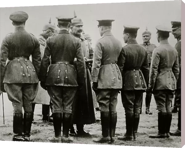 Kaiser giving iron cross to aviators (photo)