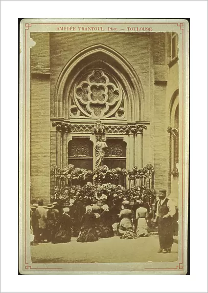 France, Midi-Pyrenees, Haute-Garonne (31), Toulouse: During a pilgrimage of women pray an improvise altar outside a church, 1870