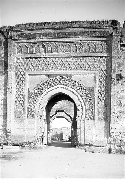 Morocco, Meknes, Mekhnes: the door bab jamaa nouar, animee view, 1900
