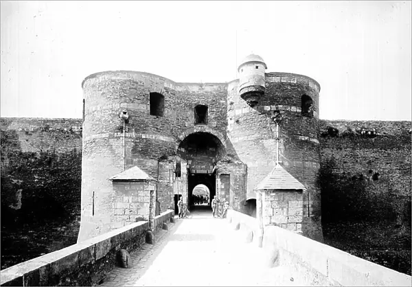 France, Pays de la Loire, Maine-et-Loire (49), Angers: the Chateau uses as barracks, entrance with guerite, bridge levis and soldiers, 1920