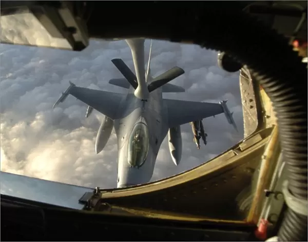 A KC-135 Stratotanker connects with an F-16 Fighting Falcon