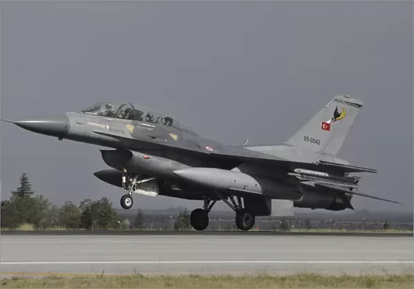 A Turkish Air Force F-16D landing on the runway at Konya Air Base