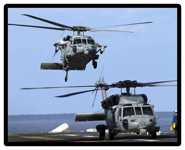 An MH-60S Sea Hawk approaches the amphibious assault ship USS Kearsarge