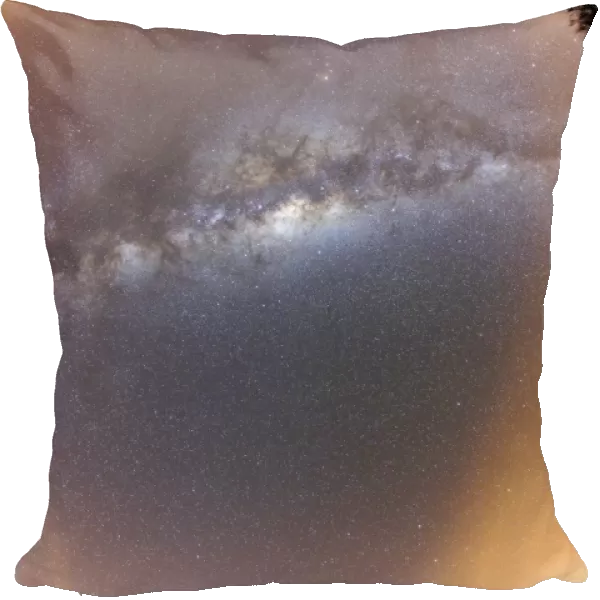 The Milky Way at zenital position with some thin clouds at the horizon