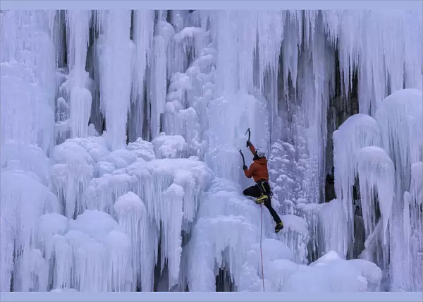 Ice Cliff Climbing-3