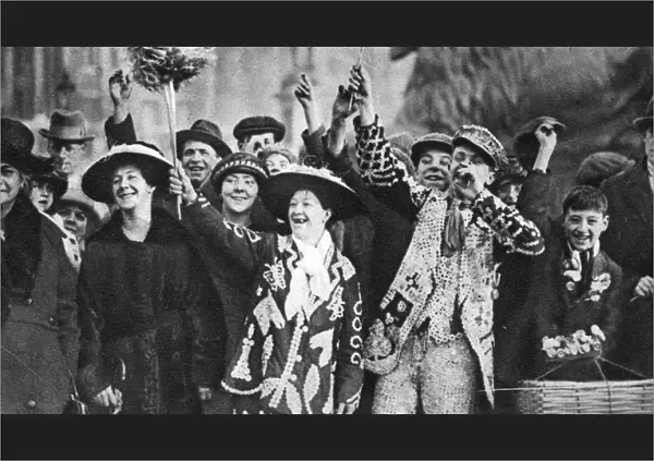 Pearly king and queen in high spirits, London, 1926-1927