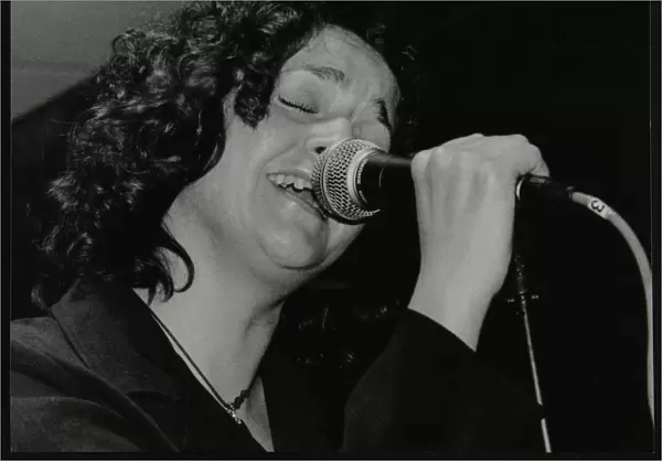Singer Sheena Davis performing at The Fairway, Welwyn Garden City, Hertfordshire, 15 December 2002