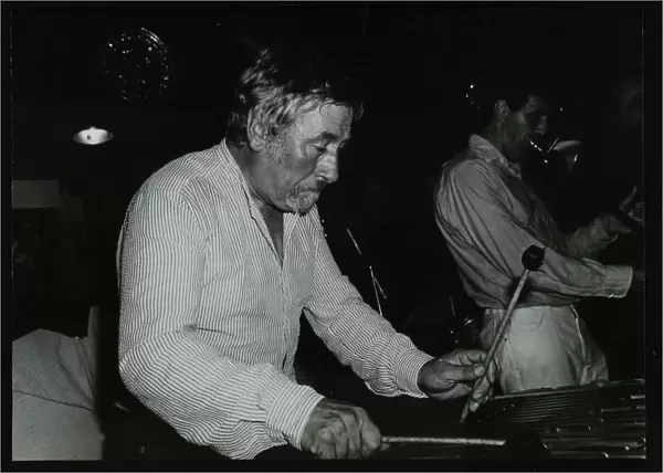 Bill Le Sage playing the vibraphone at The Bell, Codicote, Hertfordshire, 12 September 1982