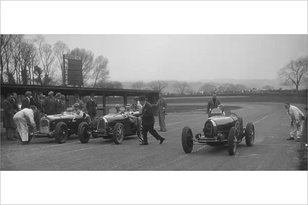 Alfa Romeo and two Bugatti Type 35s on the start line, Donington Park, Leicestershire, 1935