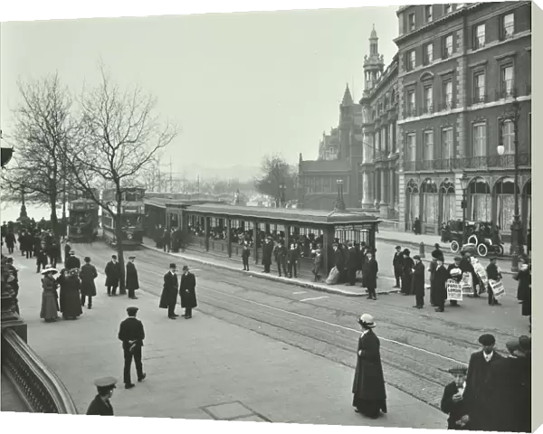 Queue of people at Blackfriars Tramway shelter, London, 1912