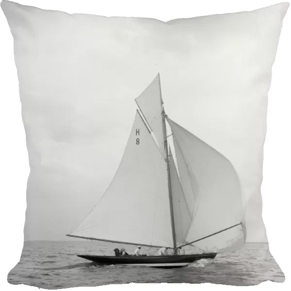 The gaff rigged 8 Metre Spero sailing with spinnaker, 1912. Creator: Kirk & Sons of Cowes