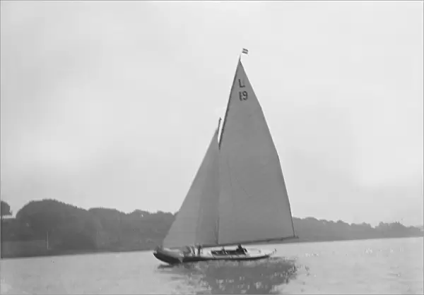 The 6 Metre Class Sioma (L19) helmed by A Maudsley Esq. Creator: Kirk & Sons of Cowes