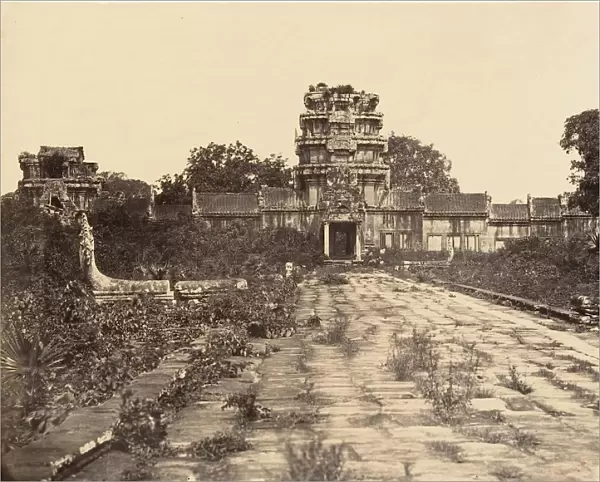Grande Pagode Porte Ouest de la 1ere enceinte, 1866. Creator: Emile Gsell