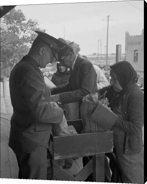 Plant quarantine inspectors examining goods bought... before entering El Paso, Texas, 1937. Creator: Dorothea Lange