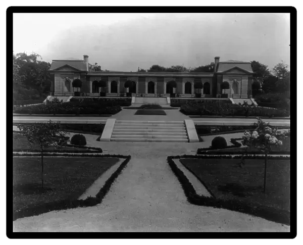 Hamilton Rice home, Newport, Rhode Island, exterior view, between 1917 and 1927. Creator: Frances Benjamin Johnston