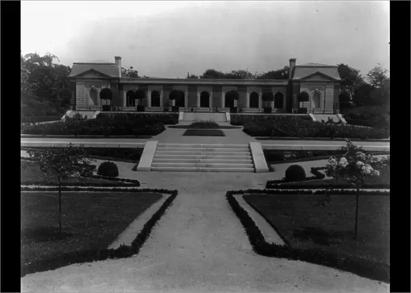 Hamilton Rice home, Newport, Rhode Island, exterior view, between 1917 and 1927. Creator: Frances Benjamin Johnston