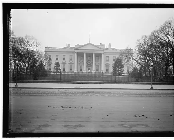 White House, between 1909 and 1923. Creator: Harris & Ewing. White House, between 1909 and 1923. Creator: Harris & Ewing