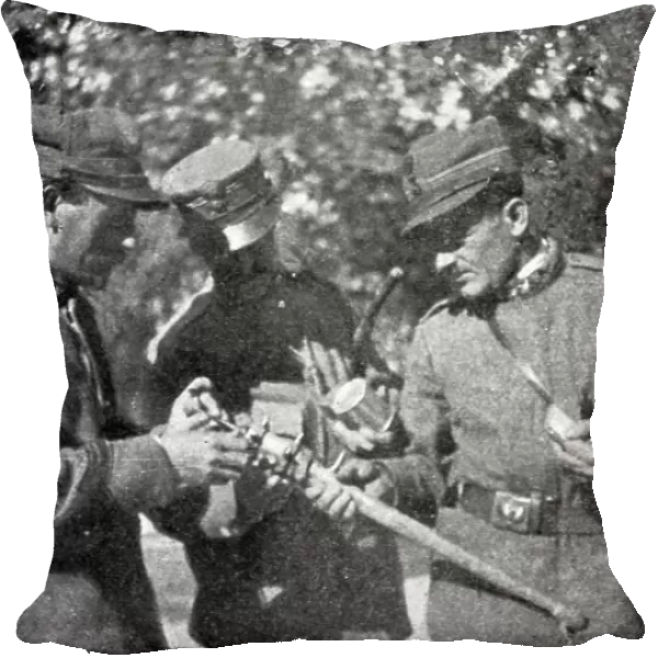 La grande attaque du Carso (aout 1916); Officiers italiens examinant une massue autrichienne, 1916 Creator: Unknown
