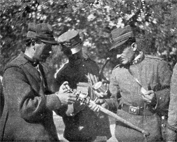 La grande attaque du Carso (aout 1916); Officiers italiens examinant une massue autrichienne, 1916 Creator: Unknown