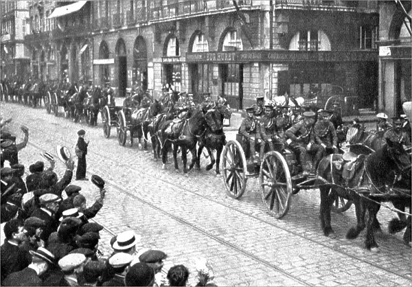 L'Armee Britannique; Le defile de artillerie dans les rues de Rouen, 1914. Creator: Unknown