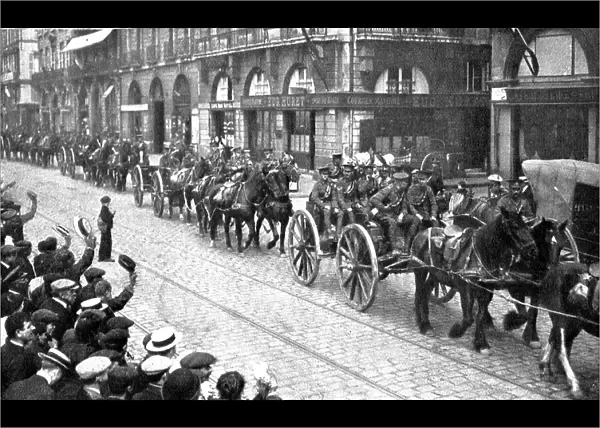 L'Armee Britannique; Le defile de artillerie dans les rues de Rouen, 1914. Creator: Unknown
