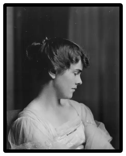 Beaver, Miss, portrait photograph, 1915. Creator: Arnold Genthe