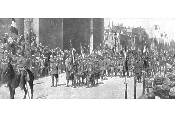Le jour de gloire; le drapeau de l'armee coloniale sous l'Arc de Triomphe, 1919. Creator: Unknown