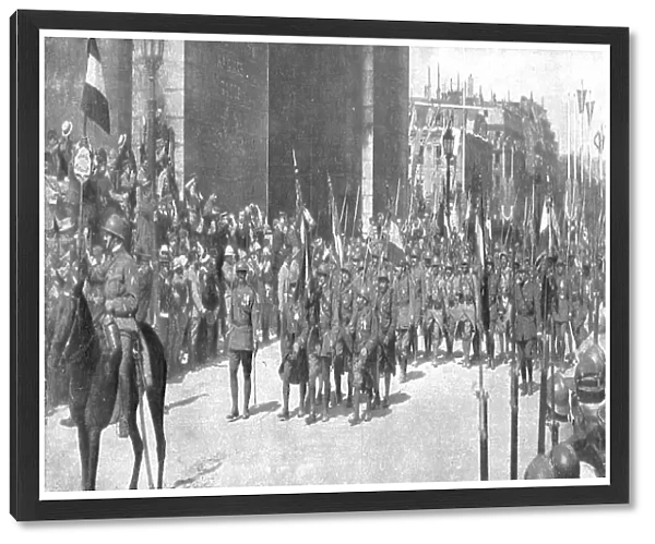 Le jour de gloire; le drapeau de l'armee coloniale sous l'Arc de Triomphe, 1919. Creator: Unknown