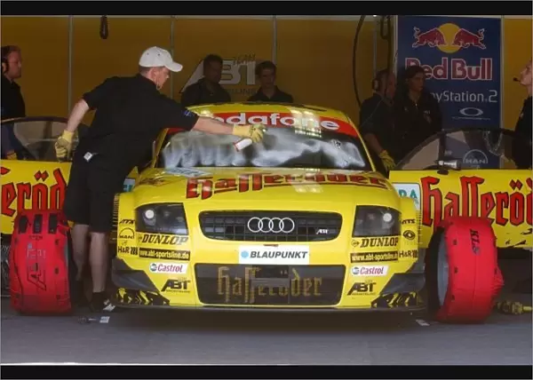 Abt-Audi mechanic cleaning the window of the car of Laurent Aiello (FRA)