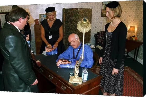 Goodwood Revival 2002: Murray Walker signs copies of his new autobiography, Unless I m Very Much Mistaken