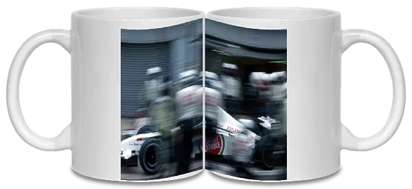 Formula One Testing: Jacques Villeneuve BAR Honda 004 prepares to practice a pit stop