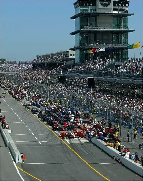 The field pits under yellow at the Indianapolis 500: Indianapolis 500, Indianapolis, USA, 26 May 2002
