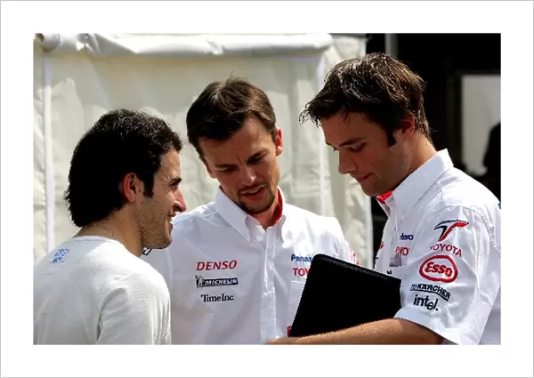Formula One Testing: Ricardo Zonta Toyota chats with his engineers