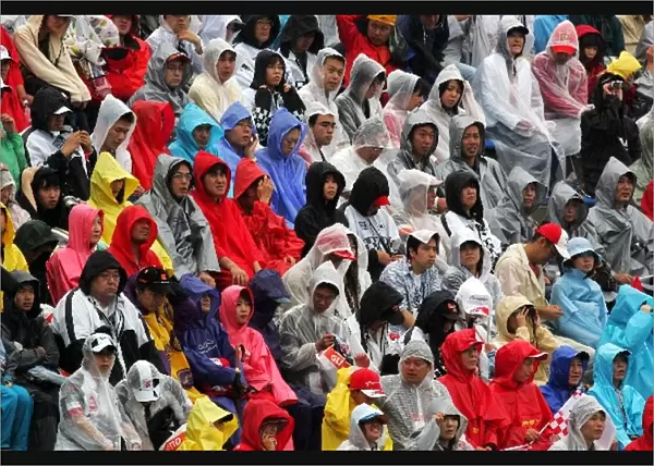Formula One World Championship: Fans brave the rain to watch qualifying