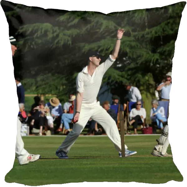 2016 Goodwood Revival Goodwood Estate, West Sussex, England 9th - 11th September 2016 Cricket Match Joe Twyman World Copyright : Jeff Bloxham / LAT Photographic Ref : Digital Image