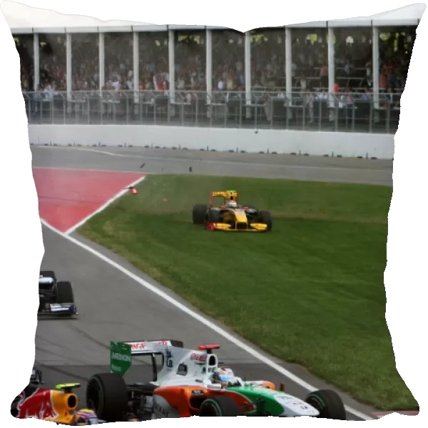 Formula One World Championship: Vitaly Petrov Renault R30 and Pedro De La Rosa BMW Sauber C29 crash at the start of the race