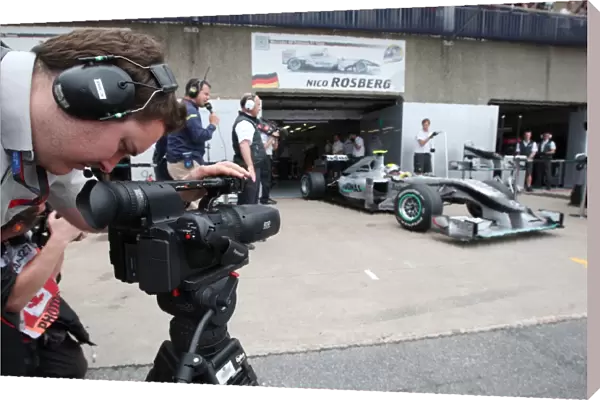 Formula One World Championship: FOM Cameraman using a 3D Camera in the pitlane