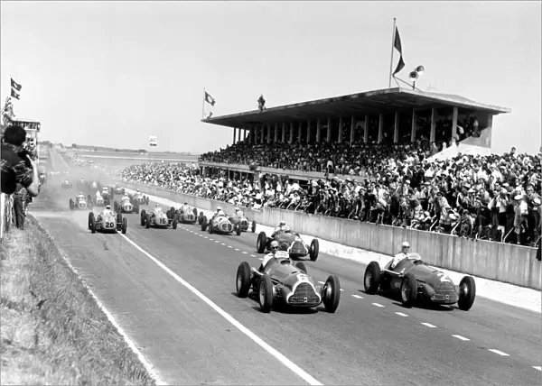 1950 French Grand Prix - Start: Race winner Juan Manuel Fangio leads at the start of the race