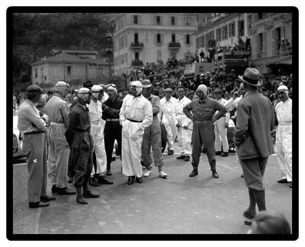 1935 Monaco Grand Prix: Drivers on the grid before the start. Philippe Etancelin, Antonio Brivio, Tazio Nuvolari, Rene Dreyfus, Giuseppe Farina