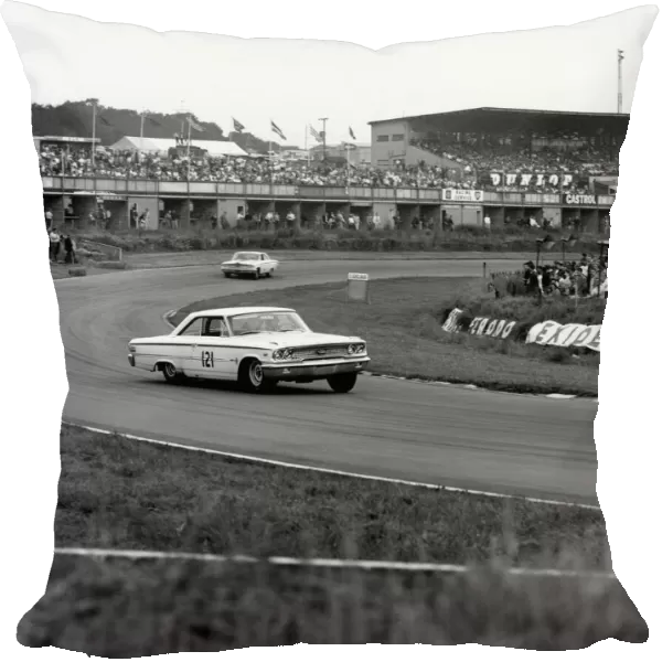 1963 British Saloon Car Championship: Jim Clark, 1st position, action