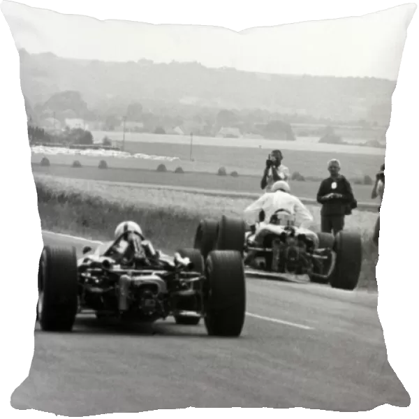 1966 French Grand Prix: Jack Brabham, Brabham BT19-Repco, 1st position, takes the lead, action