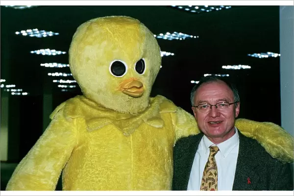 Ken Livingstone at canary wharf jog awards Nov 1999 Ken Livingstone with Canary