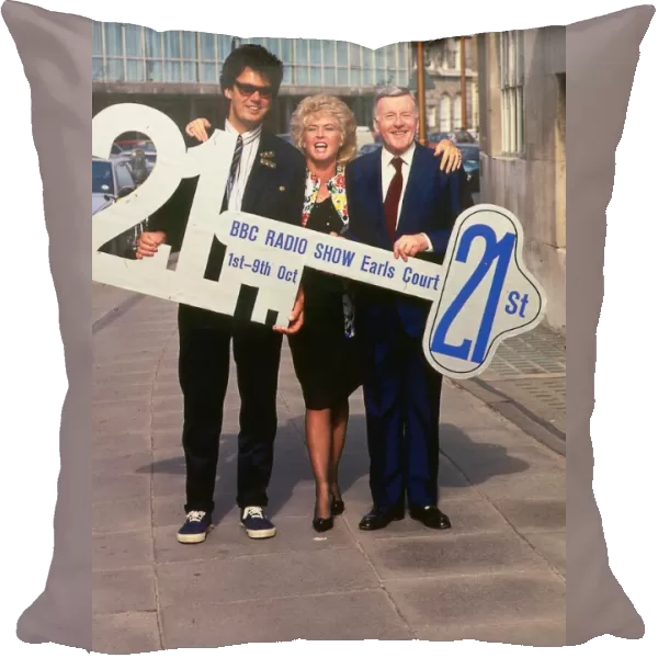 DJ Mike Read March 1989 with Jimmy Young and Gloria Hunniford holding 21st key
