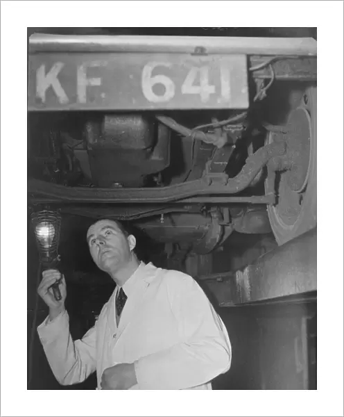 Ralph Edwards - Motorist DM 1  /  1  /  1952 B6083  /  1