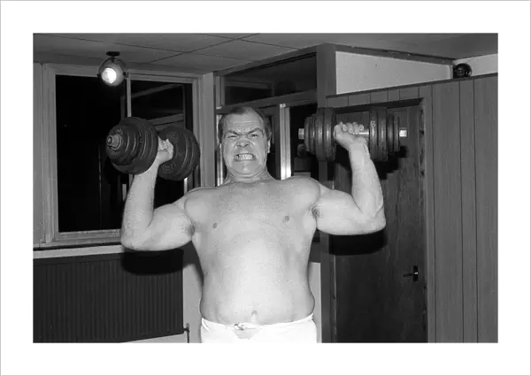 Lenny McLean unofficail boxing champion in training msi A©Mirrorpix