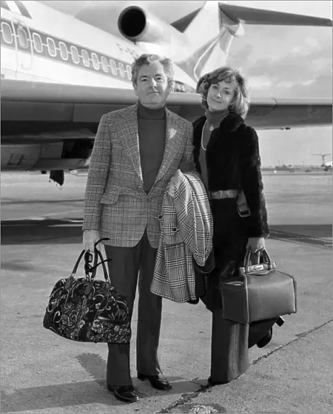 Actor Kenneth Moore and his wife leave Los Angeles for Paris